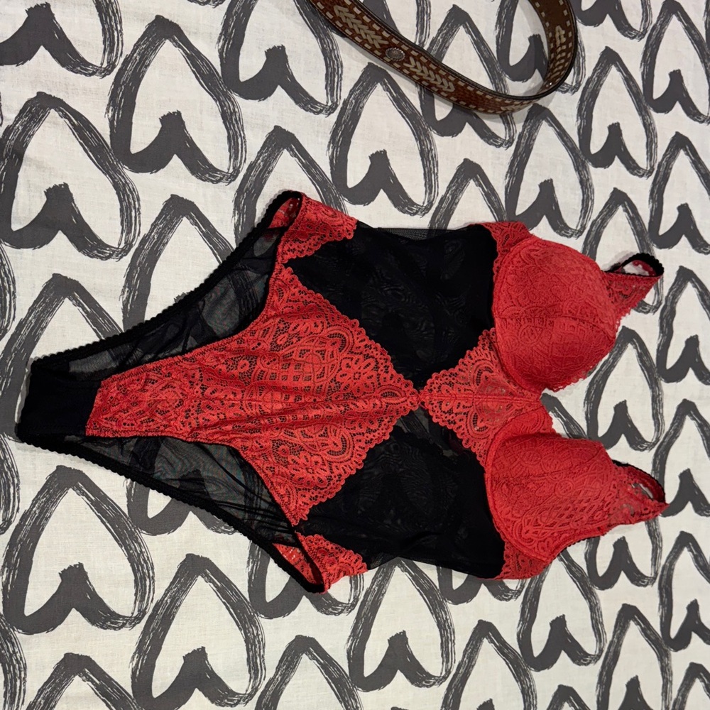 La Vie En Rose Black and Red Lace Detail